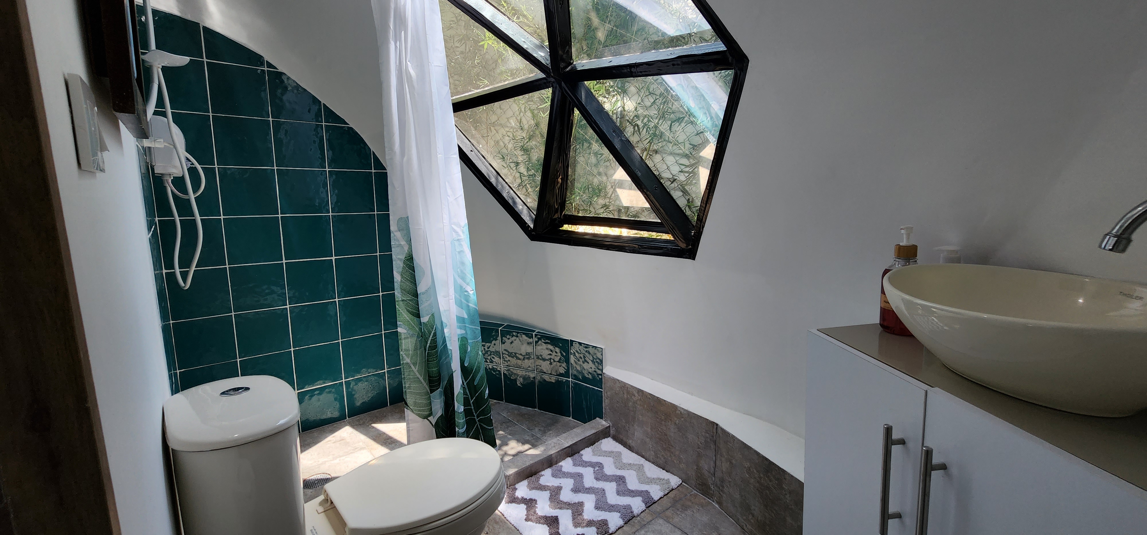 Baño amplio y moderno de Domo Colibrí
